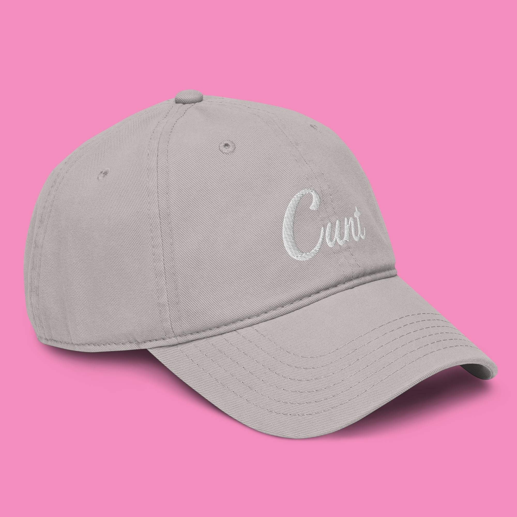 Cu*nt Cap – Feministisches Basecap in Grau, Vorderansicht mit Stickerei