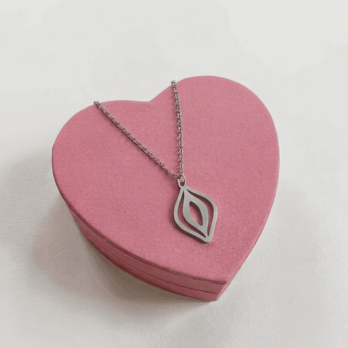 Feministische Vulva-Kette in Silber auf rosa Schmuckbox – Statement-Schmuck von Bling Bling Feministas