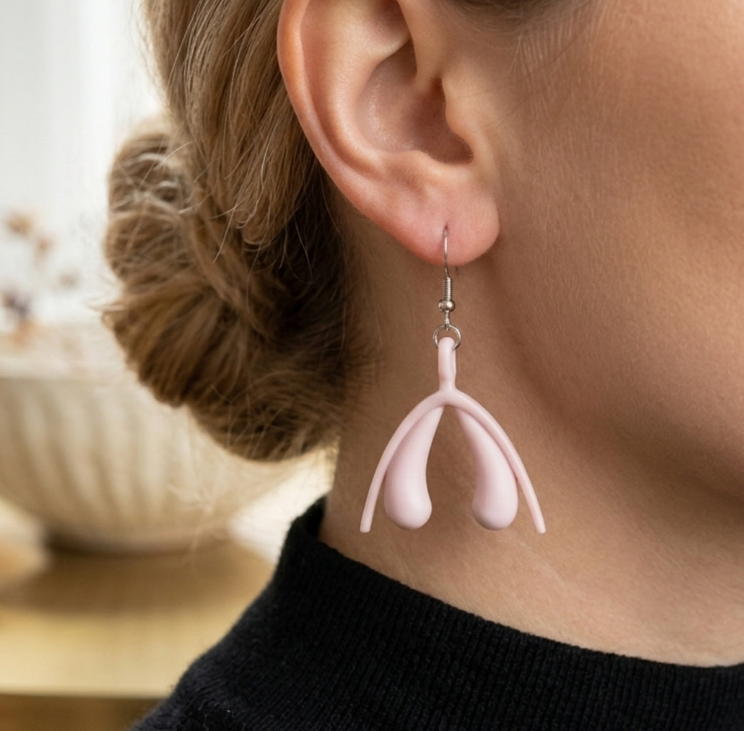 Kl*toris Ohrringe aus Acryl am Ohr getragen – feministische Statement-Earrings von Bling Bling Feministas