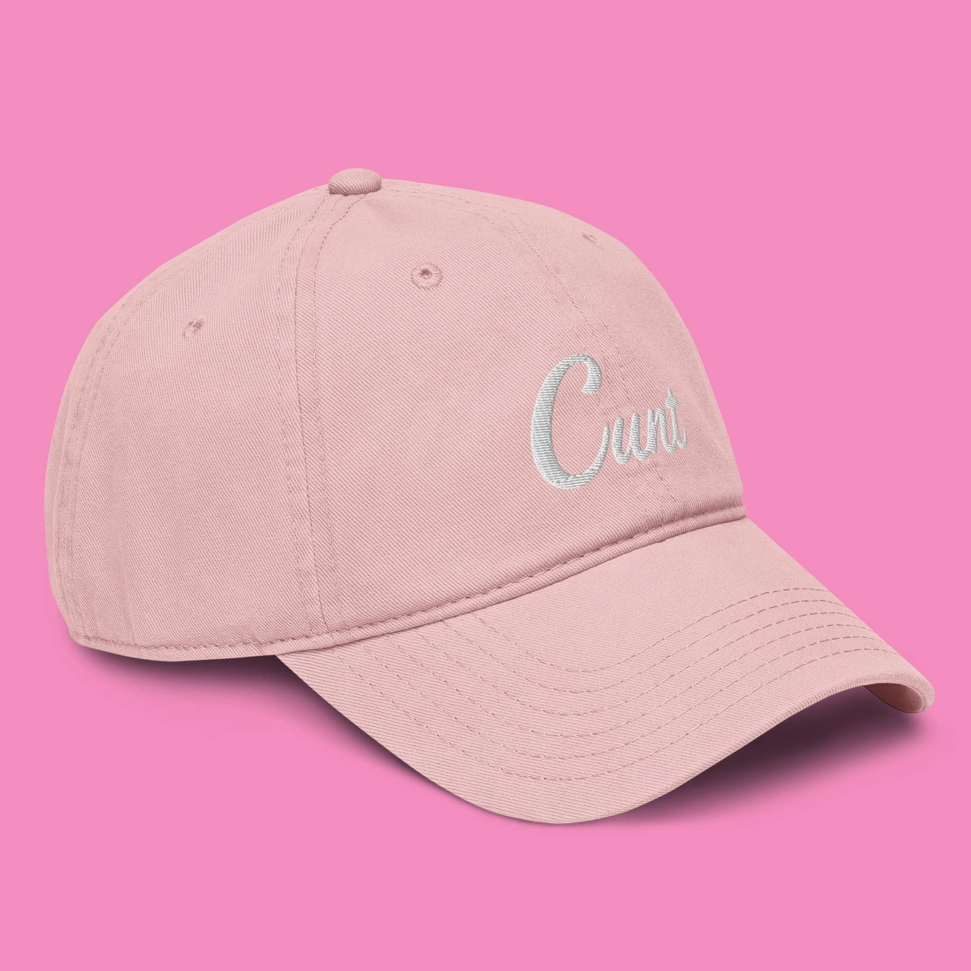 Cu*nt Cap – Feministisches Basecap in Dusty Rose, Vorderansicht mit Stickerei