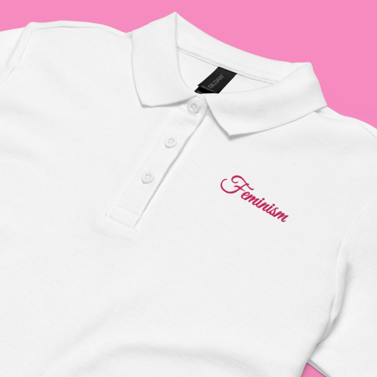 Feminism Piqué-Poloshirt in Weiß mit pinker Stickerei – feministisches Damen-Polo aus Baumwolle – Bling Bling Feministas