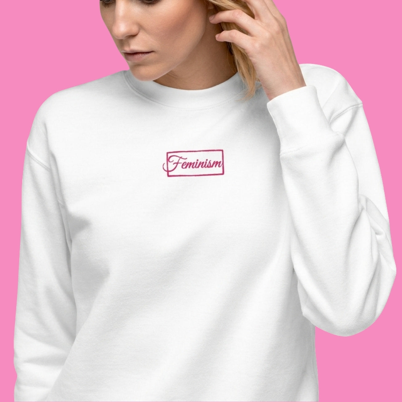 Feminism Premium-Pullover in Weiß mit pinker Stickerei – feministischer bestickter Sweater aus Baumwolle – Bling Bling Feministas