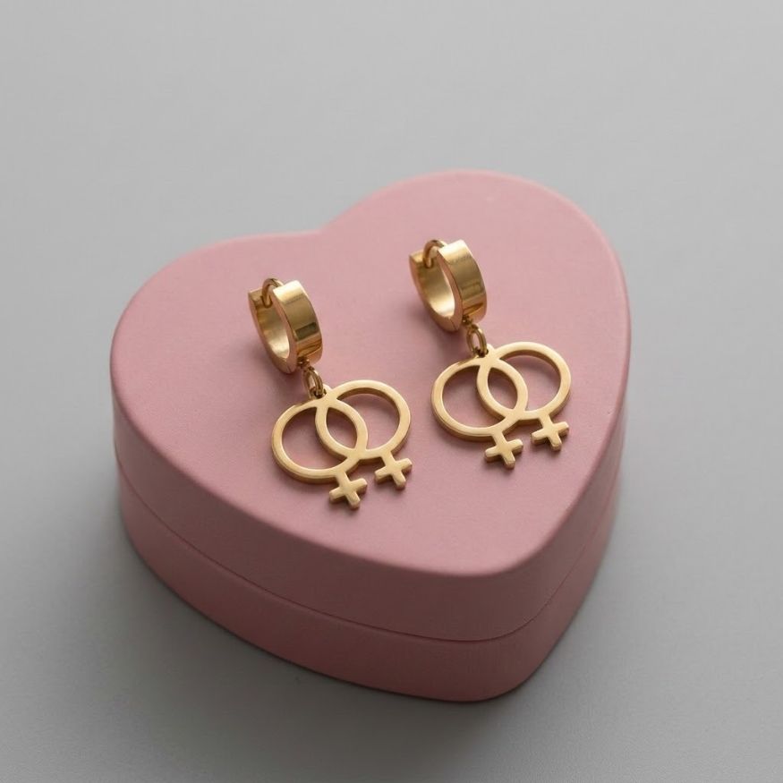 Doppel Venus Symbol Ohrringe in Gold – feministische Edelstahl-Creolen mit zwei verschlungenen Frauensymbolen ♀♀ auf rosa Herzschachtel, Bling Bling Feministas