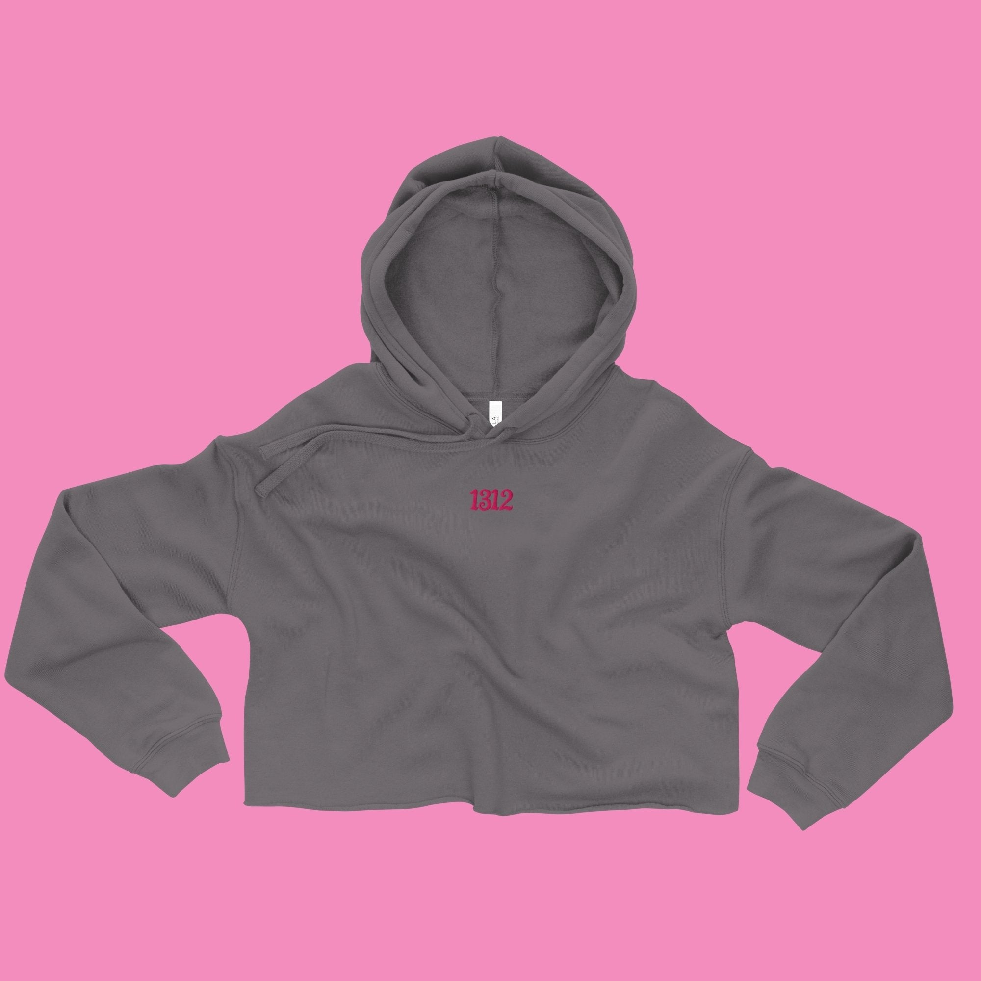 1312 Crop-Hoodie in Grau mit besticktem Schriftzug – feministischer Kapuzenpullover von Bling Bling Feministas
