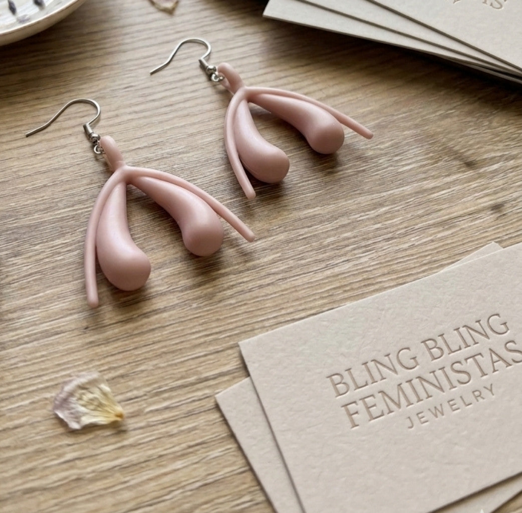 Kl*toris Ohrringe aus Acryl am Ohr getragen – feministische Statement-Earrings von Bling Bling Feministas