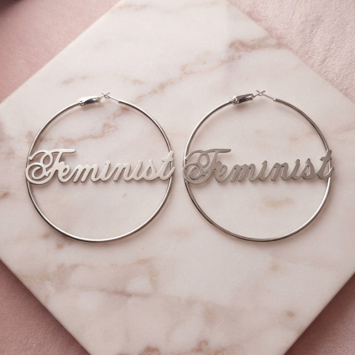Feminist Creolen Hoops in Silber aus Edelstahl – feministische Statement-Ohrringe in 2 Größen – Bling Bling Feministas