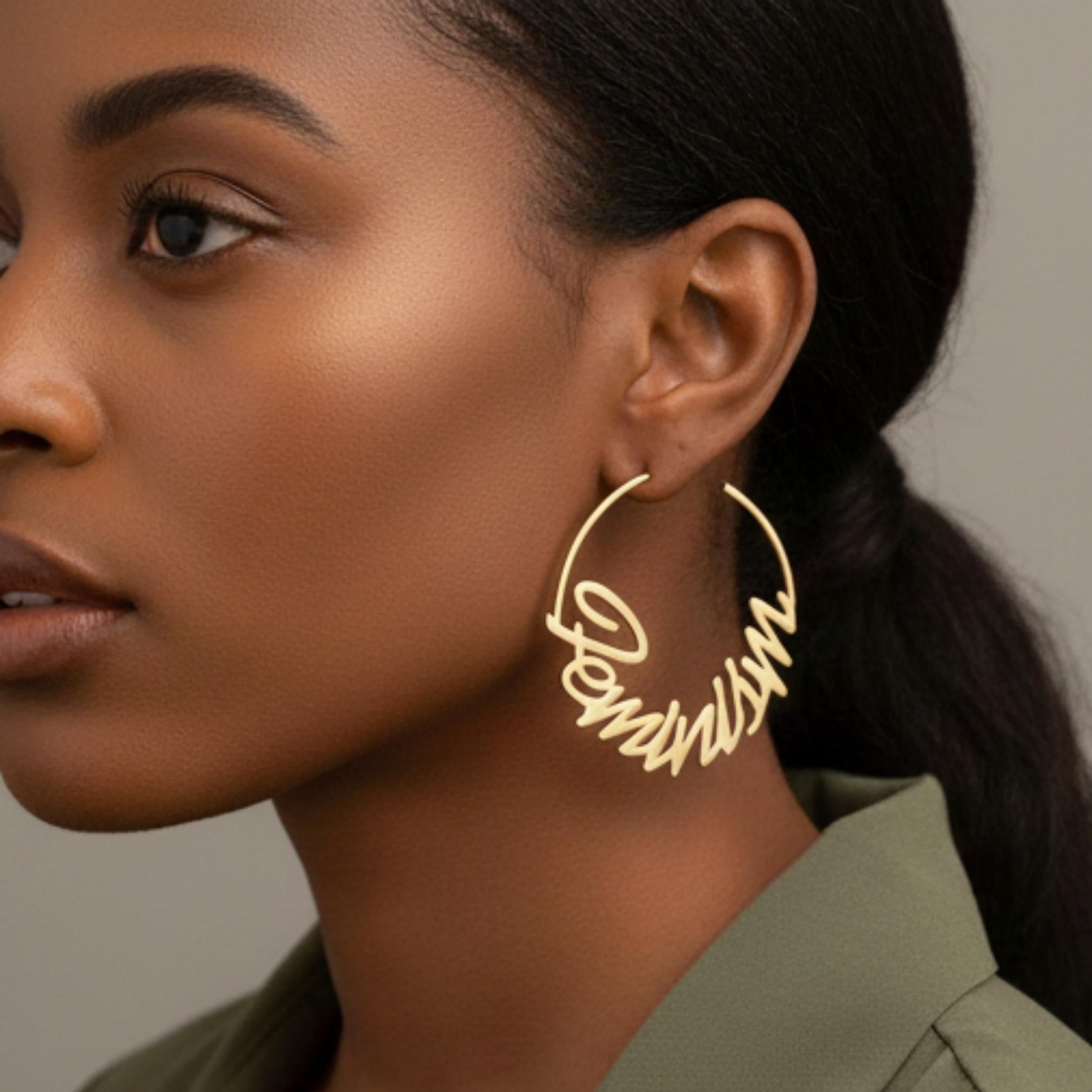 Goldfarbene Creolen mit 'Feminism'-Inschrift aus Edelstahl – feministische Statement-Ohrringe von Bling Bling Feministas