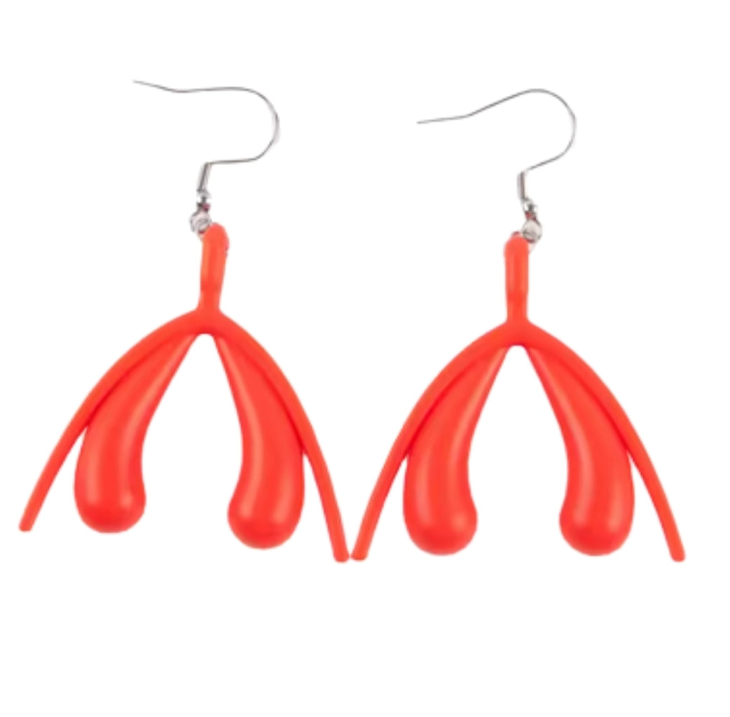 Kl*toris Ohrringe aus Acryl am Ohr getragen – feministische Statement-Earrings von Bling Bling Feministas