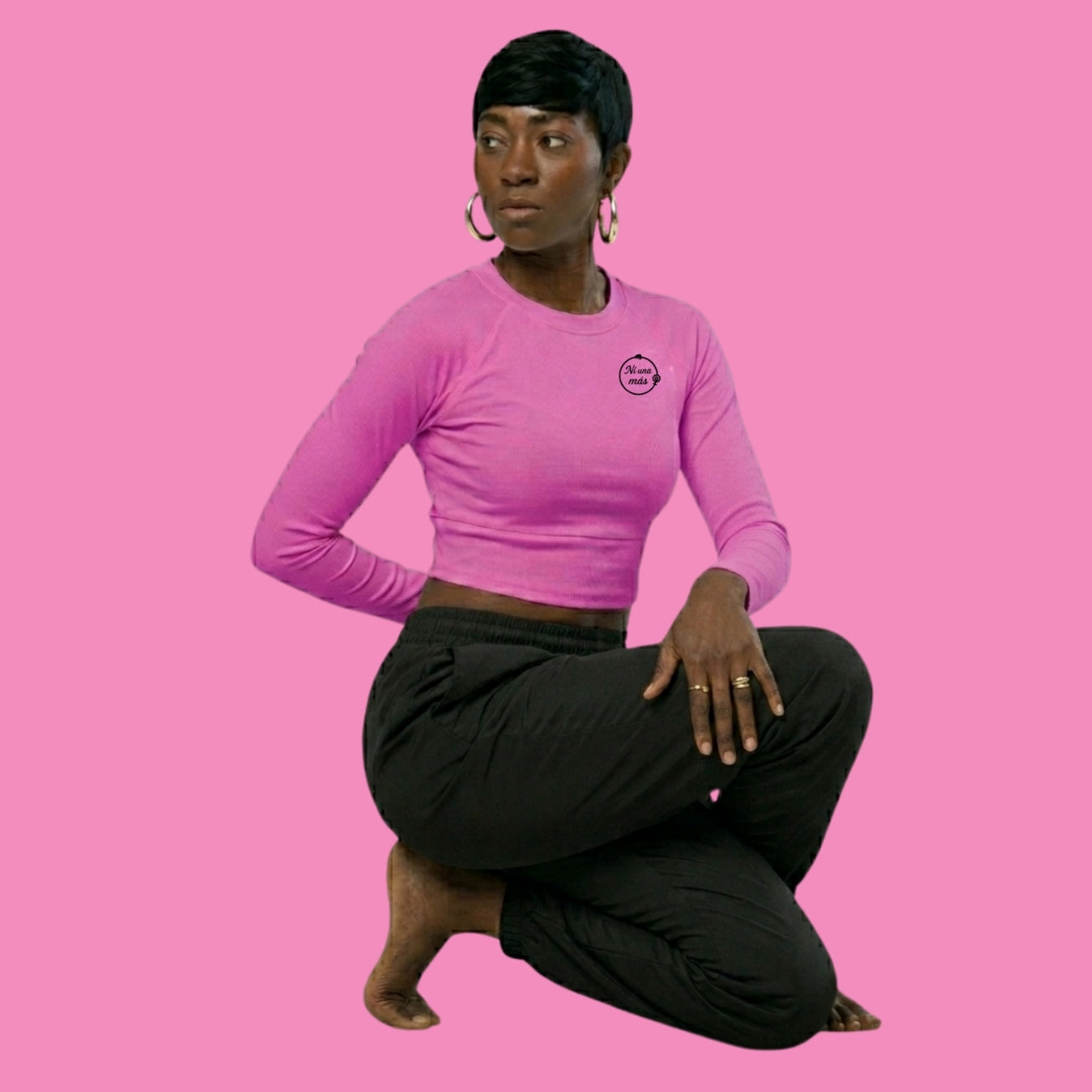 Ni una más Langarm Crop Top – feministisches Recycling-Shirt mit Allover-Print
