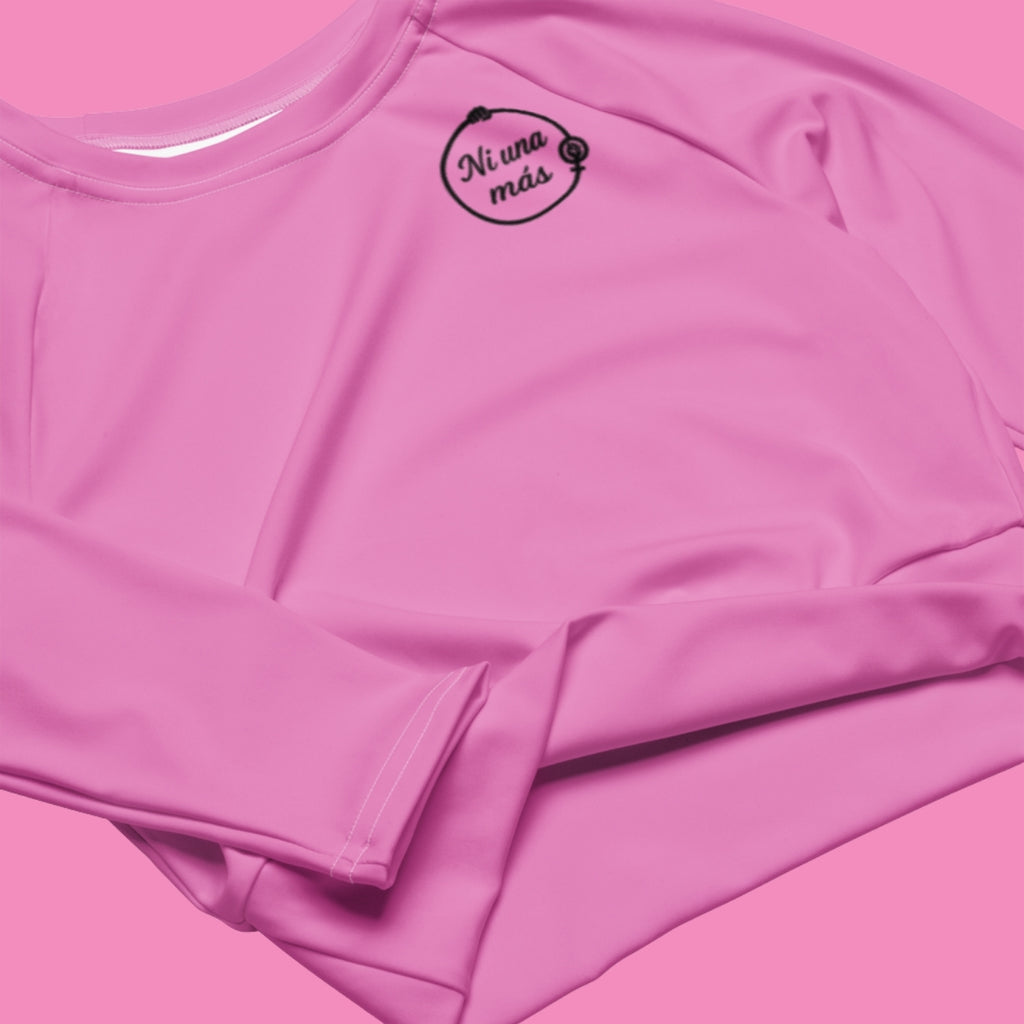 Ni una más Langarm Crop Top – feministisches Recycling-Shirt mit Allover-Print
