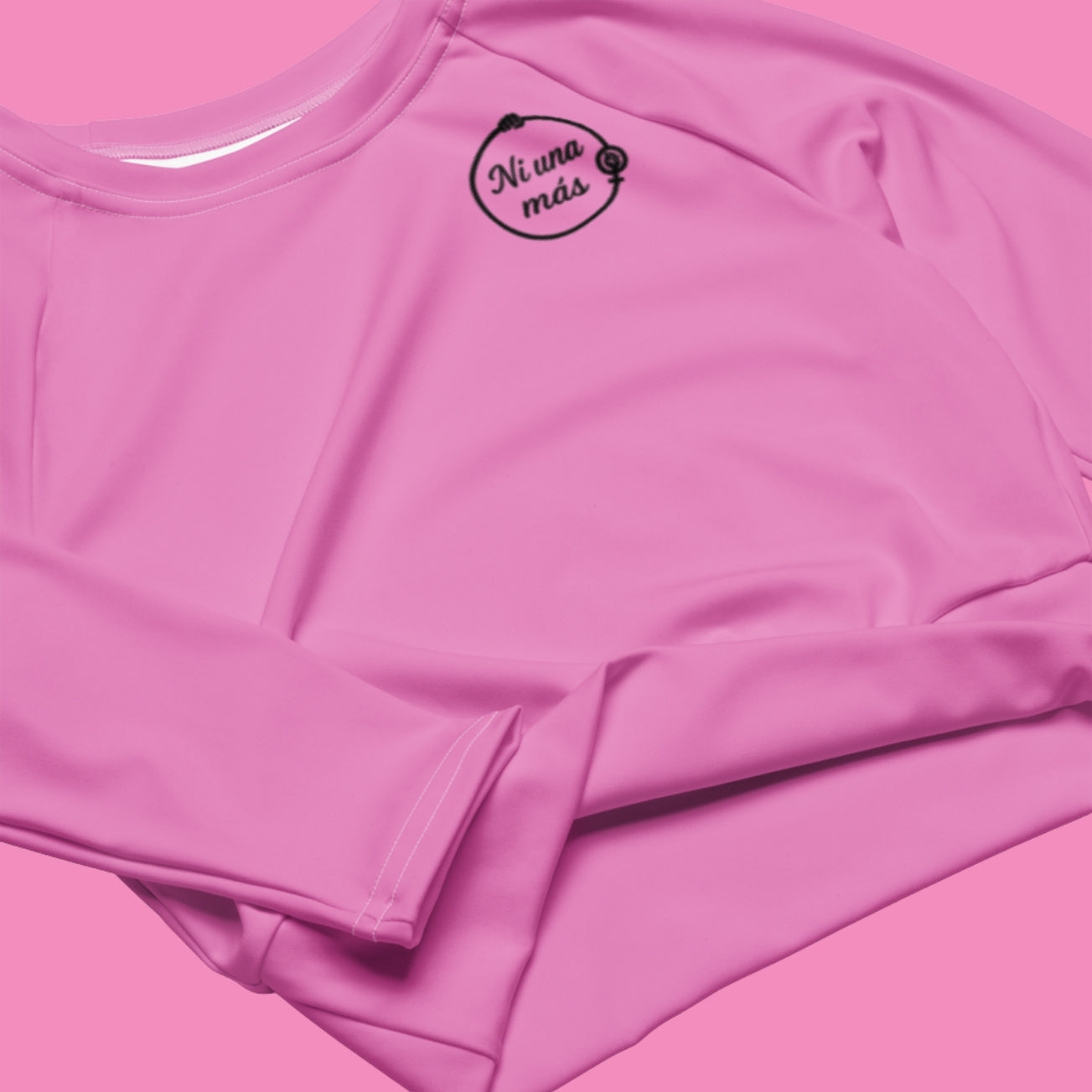 Ni una más Langarm Crop Top – feministisches Recycling-Shirt mit Allover-Print
