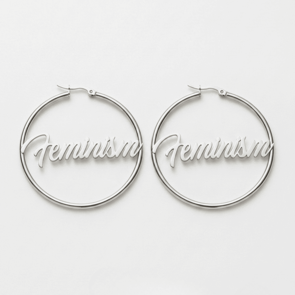 Silberne Feminism Creole 60mm am Ohr getragen – großer Edelstahl-Ohrring mit Schriftzug von Bling Bling Feministas