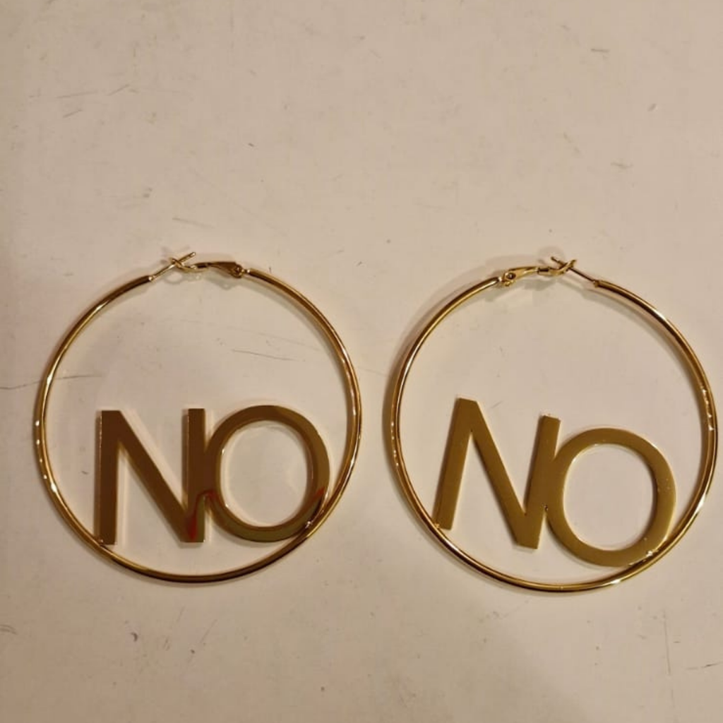 NO - NO  Feministische Ohrringe in Gold