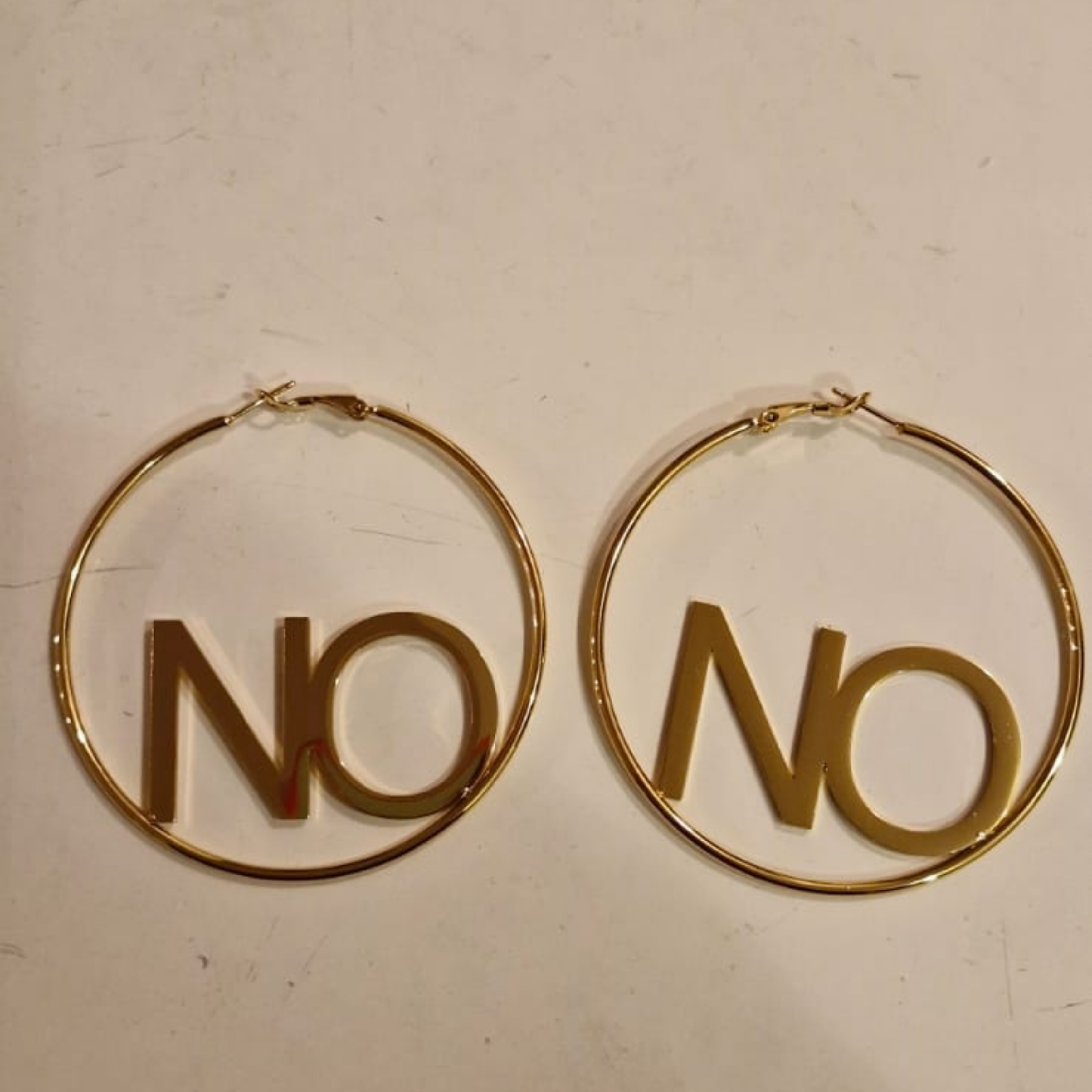 NO - NO  Feministische Ohrringe in Gold