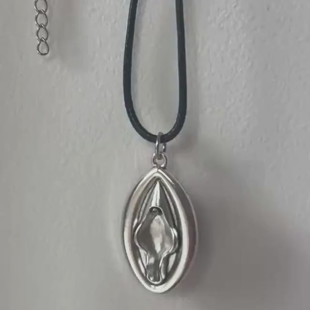 Produktvideo: Vulva Kette silber von Bling Bling Feministas