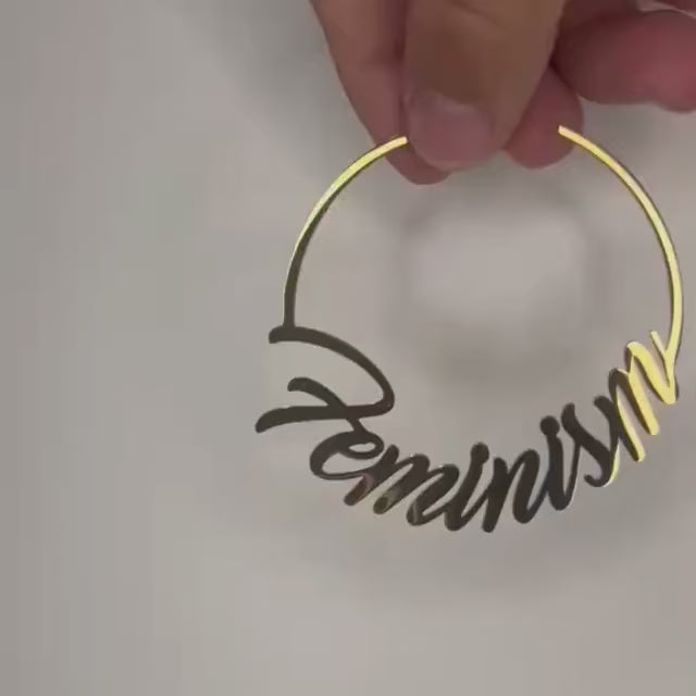 Feminism Creole in Gold – großer Hoop-Ohrring mit Feminism-Schriftzug in Kursivschrift von Bling Bling Feministas