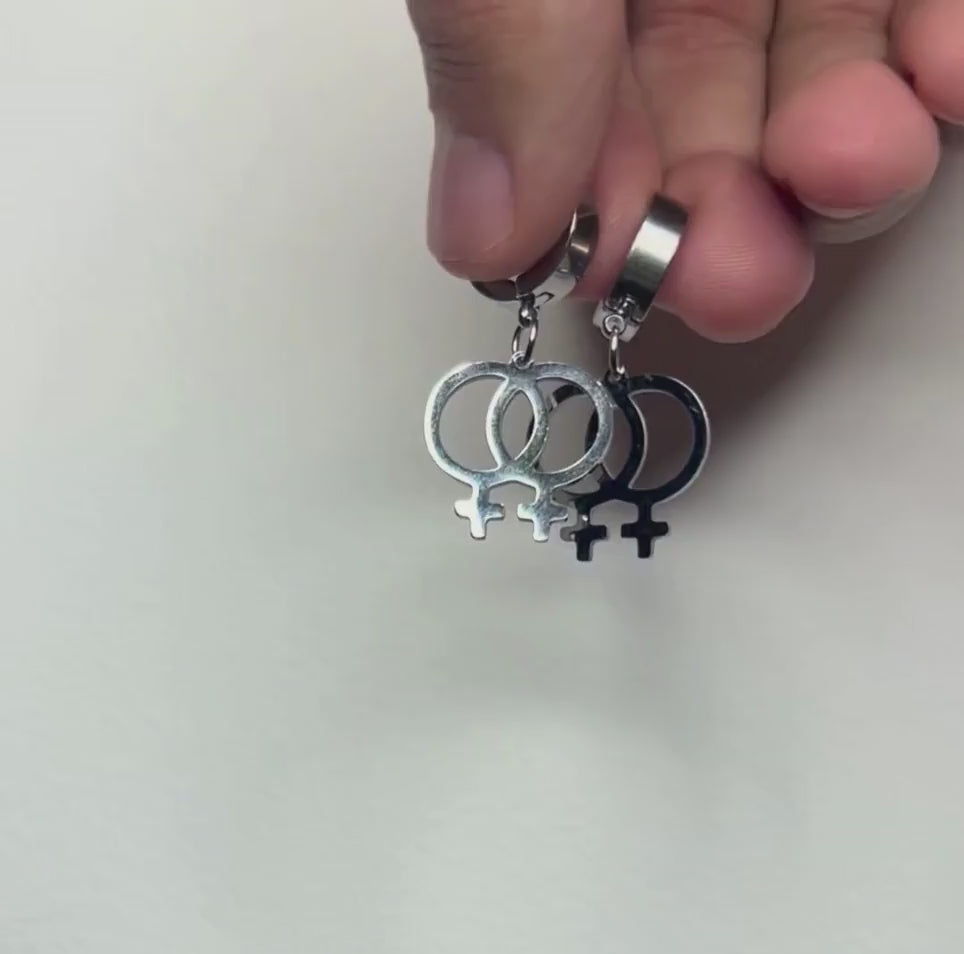 Venus Symbol Ohrringe in Gold und Silber – feministische Edelstahl-Creolen mit doppeltem Frauensymbol ♀♀ von Bling Bling Feministas