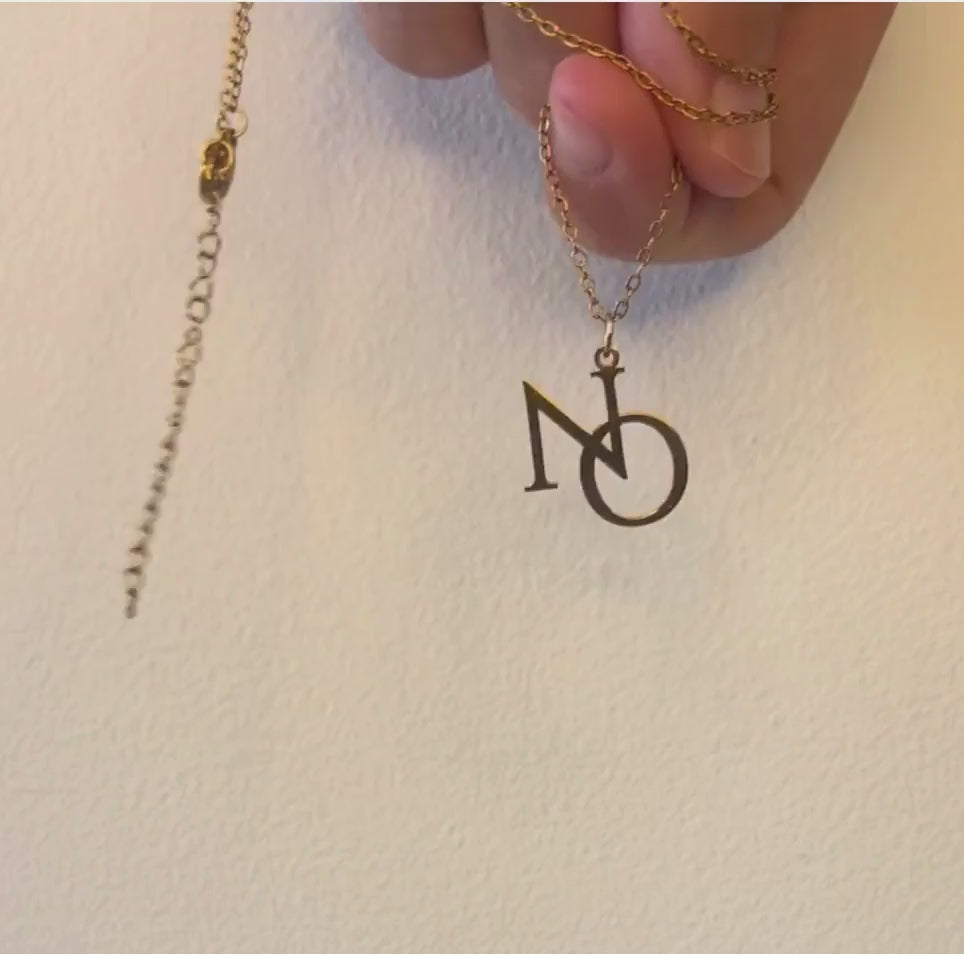 NO NO NO Kette in Silber und Gold – feministische Edelstahlhalskette 40cm im Bewegungsvideo von Bling Bling Feministas