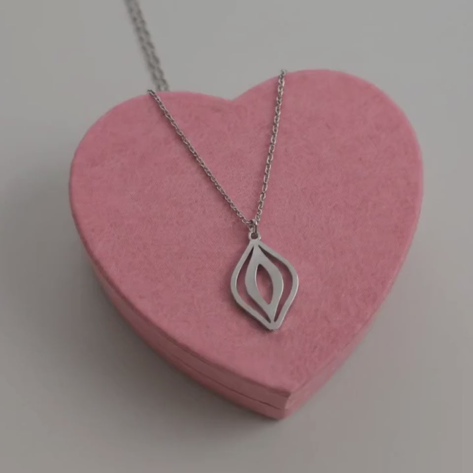 Feministische Vulva Kette – Silber & Gold